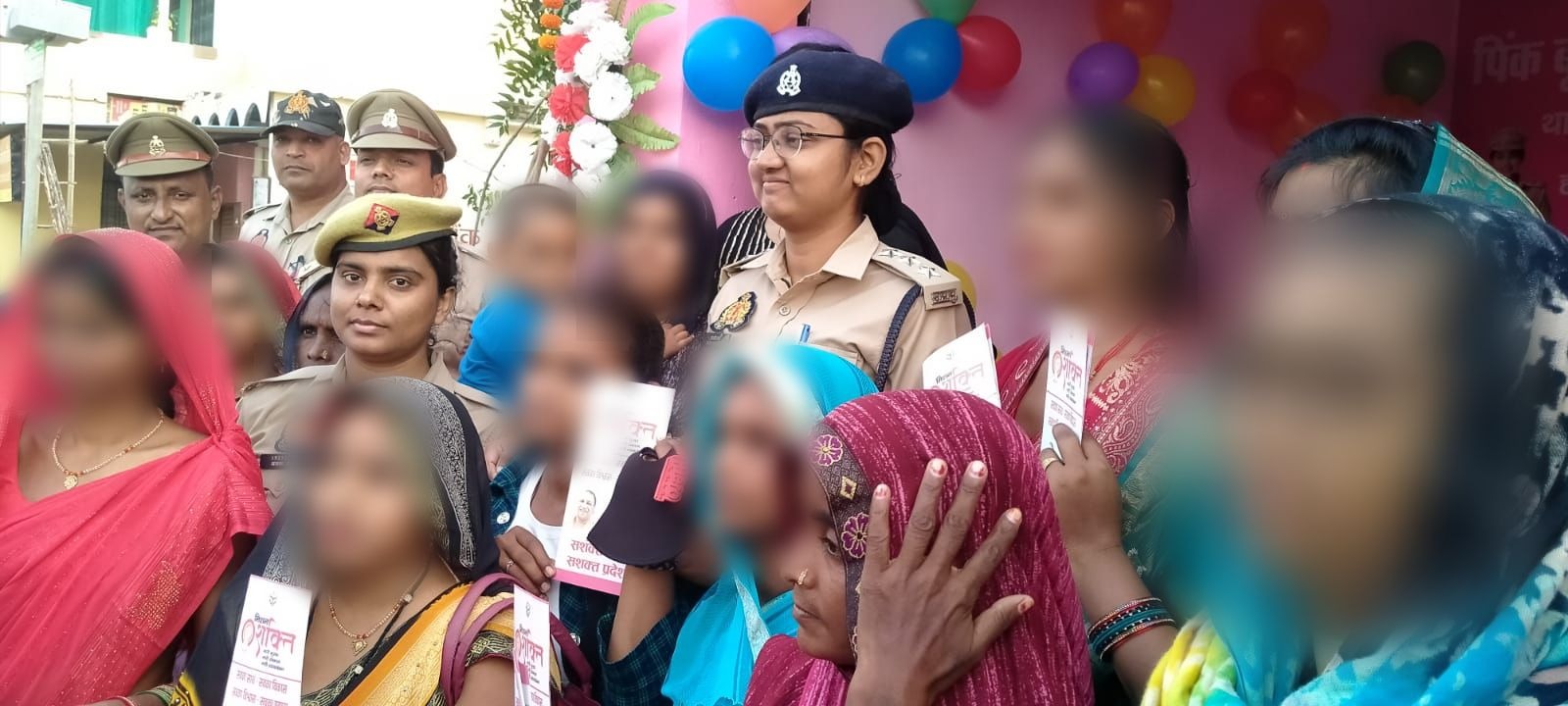 मिर्जापुर महिला पुलिसकर्मियों ने गांव और कस्बा में जाकर महिलाओं एवं बालिकाओं को सुरक्षा